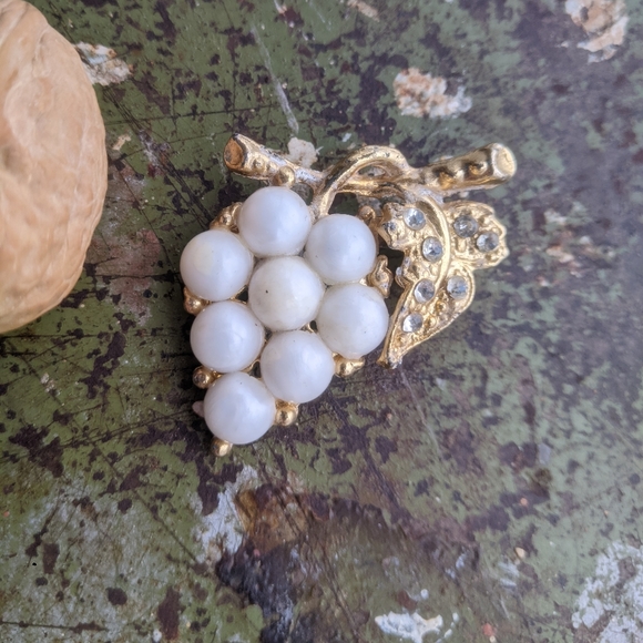 Vintage broche grapes metallic gold tone and pearl tone - Picture 13 of 16